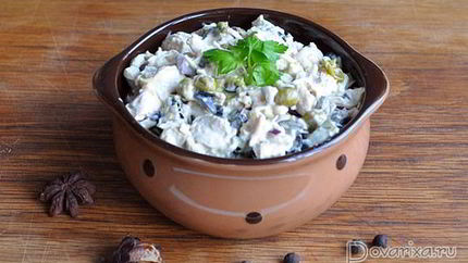 Салат с курицей и маслинами