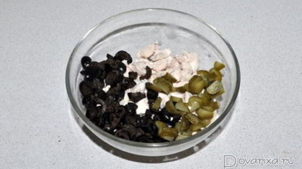 салат с курицей и маслинами