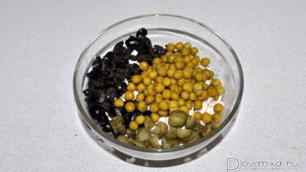 салат с курицей и маслинами