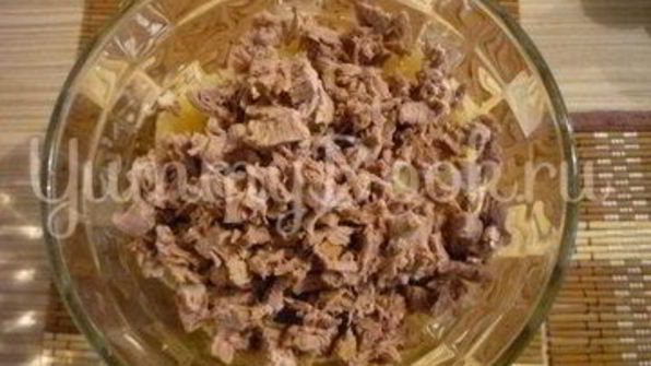 салат с отварной говядиной и консервированными ананасами