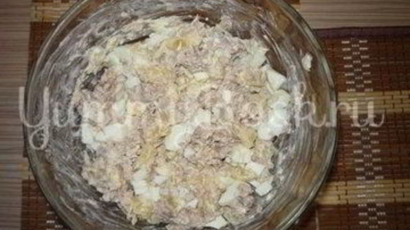 салат с отварной говядиной и консервированными ананасами