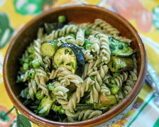 Салат с пастой и зелеными овощами