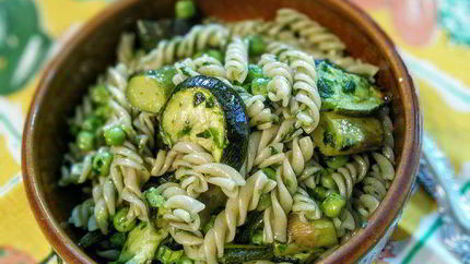 Салат с пастой и зелеными овощами