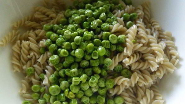 салат с пастой и зелеными овощами