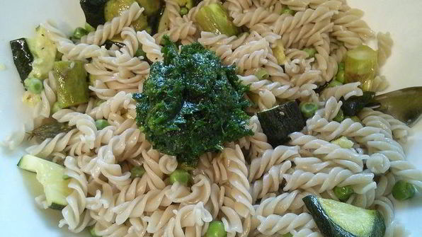 салат с пастой и зелеными овощами