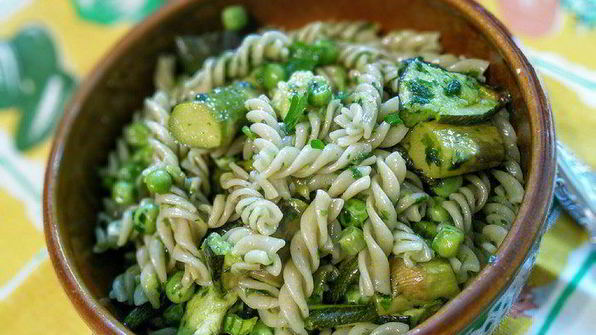 салат с пастой и зелеными овощами