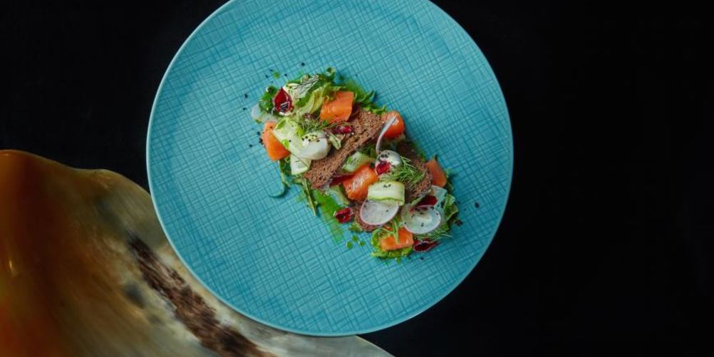 Рецепт салата с подкопченным лососем и сливочным кремом