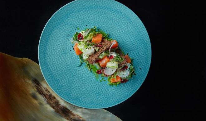 Салат с подкопченным лососем и сливочным кремом