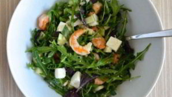 салат с руколой и креветками