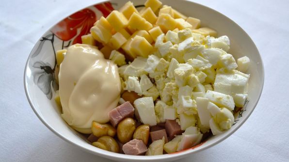 салат с ветчиной и грибами