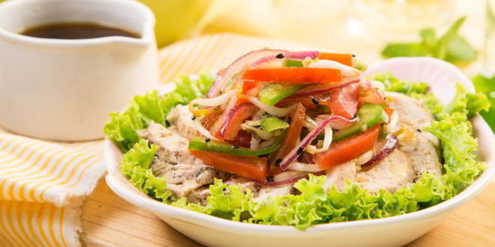 Рецепт салата с жареной курицей