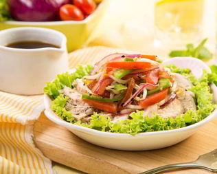 Салат с жареной курицей