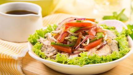 Салат с жареной курицей