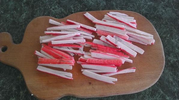 салат с жареными крабовыми палочками