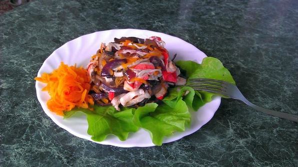 салат с жареными крабовыми палочками