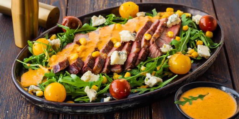 Рецепт салата со стейком, кукурузой и помидорами-гриль