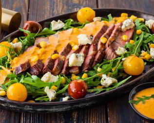 Салат со стейком, кукурузой и помидорами-гриль