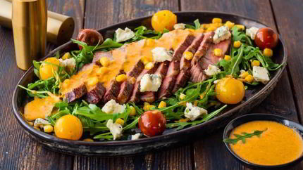 Салат со стейком, кукурузой и помидорами-гриль