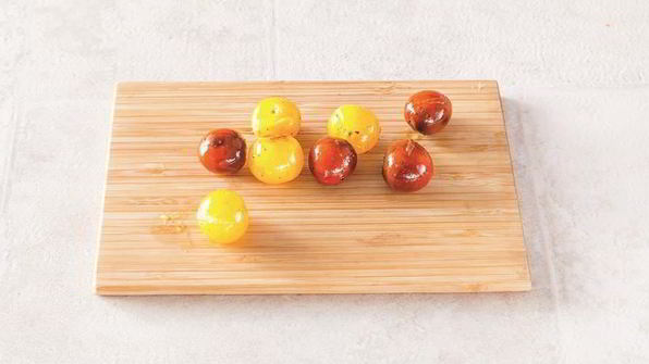 салат со стейком, кукурузой и помидорами-гриль