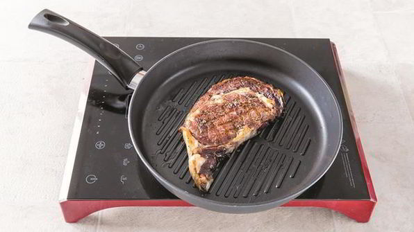 салат со стейком, кукурузой и помидорами-гриль