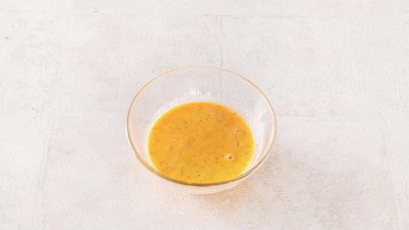 салат со стейком, кукурузой и помидорами-гриль