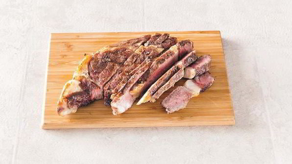 салат со стейком, кукурузой и помидорами-гриль