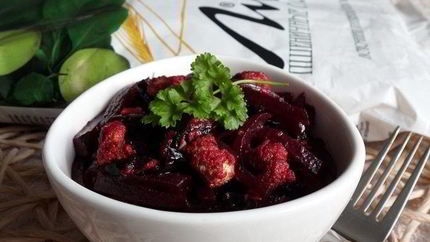 Салат со свеклой, черносливом и отрубями