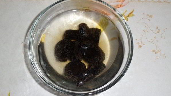 салат со свеклой, черносливом и отрубями