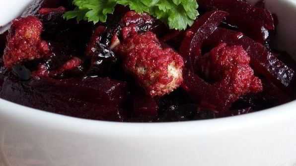 салат со свеклой, черносливом и отрубями