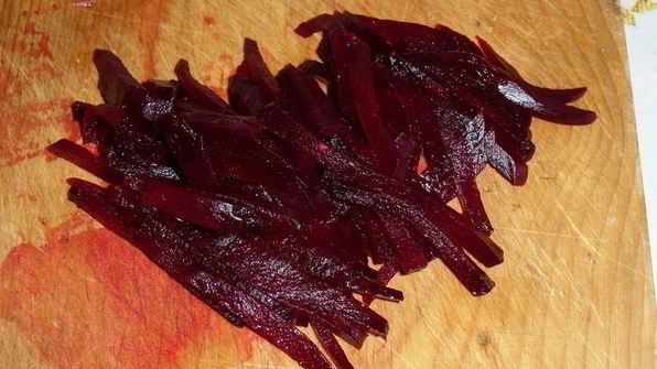 салат со свеклой, черносливом и отрубями