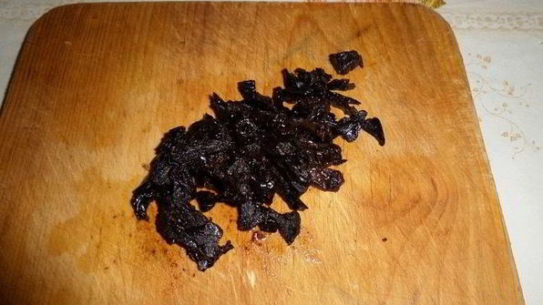 салат со свеклой, черносливом и отрубями