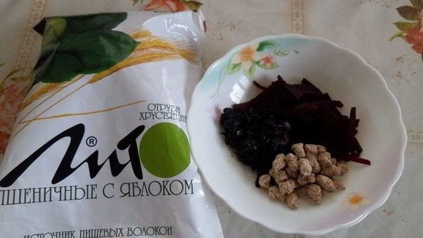 салат со свеклой, черносливом и отрубями