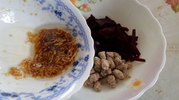 салат со свеклой, черносливом и отрубями