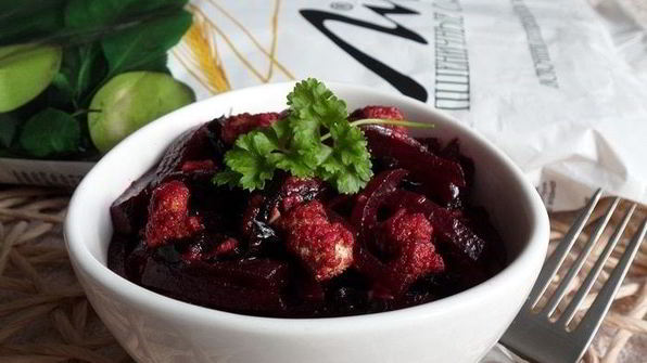 салат со свеклой, черносливом и отрубями