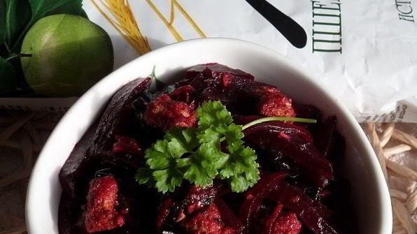 салат со свеклой, черносливом и отрубями