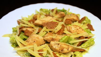 Диетический салат Цезарь с йогуртово-горчичной заправкой