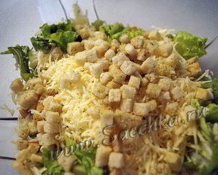 Нежный салат Цезарь с курицей и сухариками