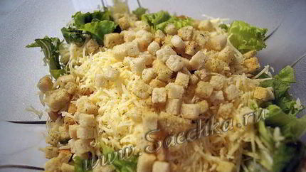 Нежный салат Цезарь с курицей и сухариками