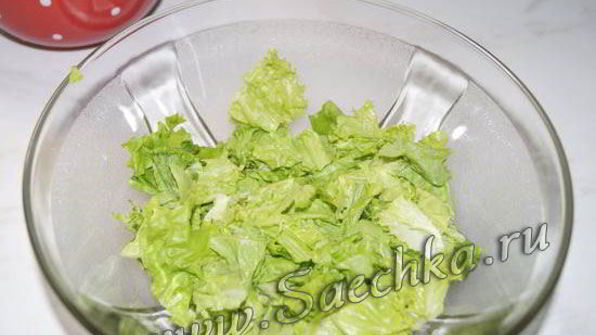 нежный салат цезарь с курицей и сухариками