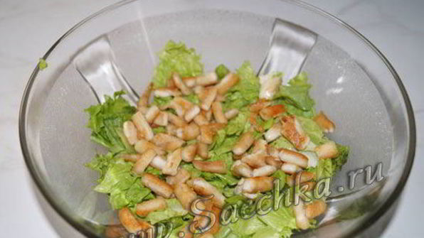 нежный салат цезарь с курицей и сухариками