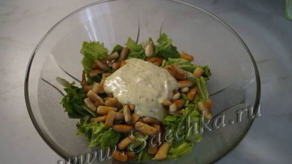 нежный салат цезарь с курицей и сухариками