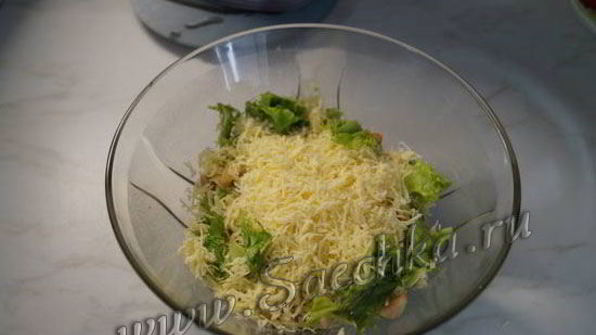 нежный салат цезарь с курицей и сухариками