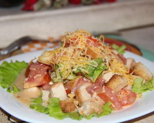 Салат с сухариками Цезарь