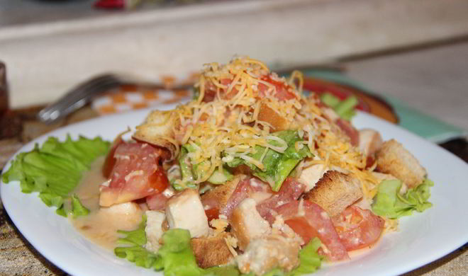 Салат с сухариками Цезарь