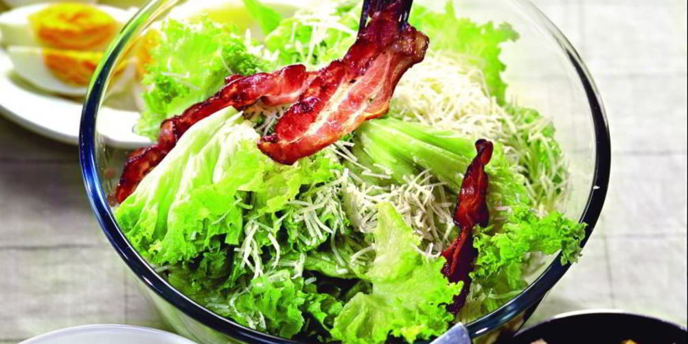 Рецепт салата цезарь с беконом и яйцом