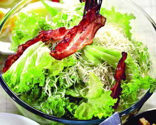 Салат Цезарь с беконом и яйцом