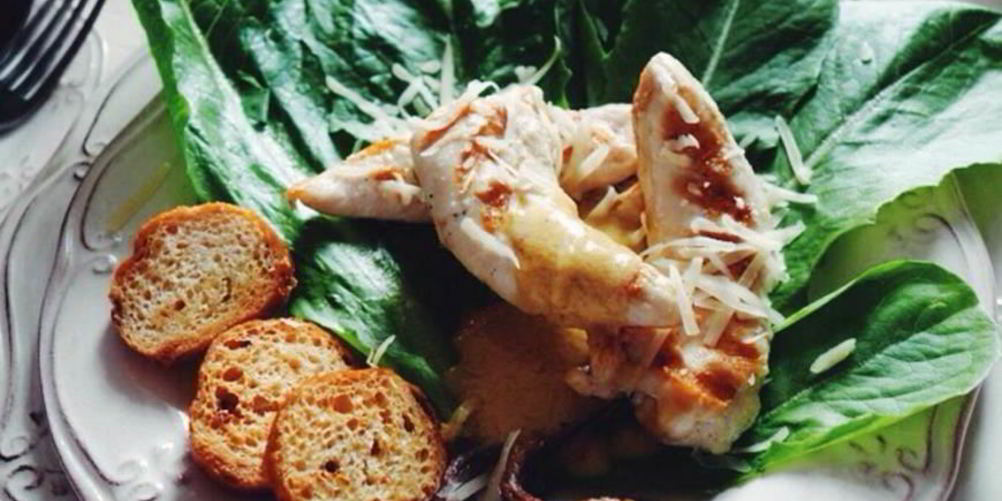 Рецепт салата цезарь с чесночными гренками и салатом ромэн