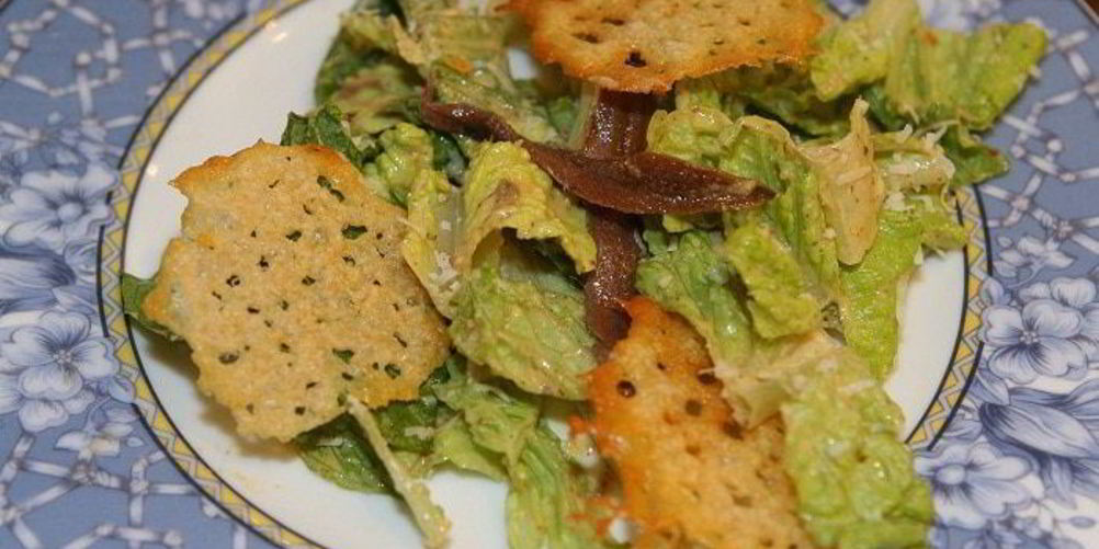 Рецепт салата цезарь с чипсами из пармезана