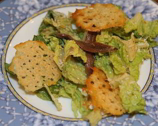 Салат Цезарь с чипсами из пармезана