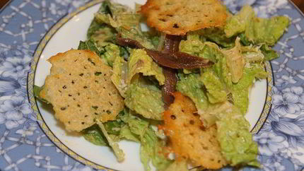 Салат Цезарь с чипсами из пармезана